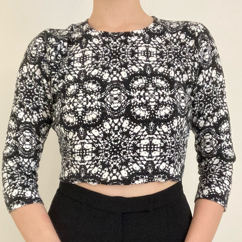 geometric black and white long sleeve crop top